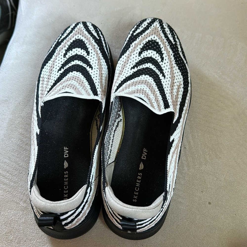 Skechers Women's DVF GO WALK 6 Slip-On Casual Sneakers